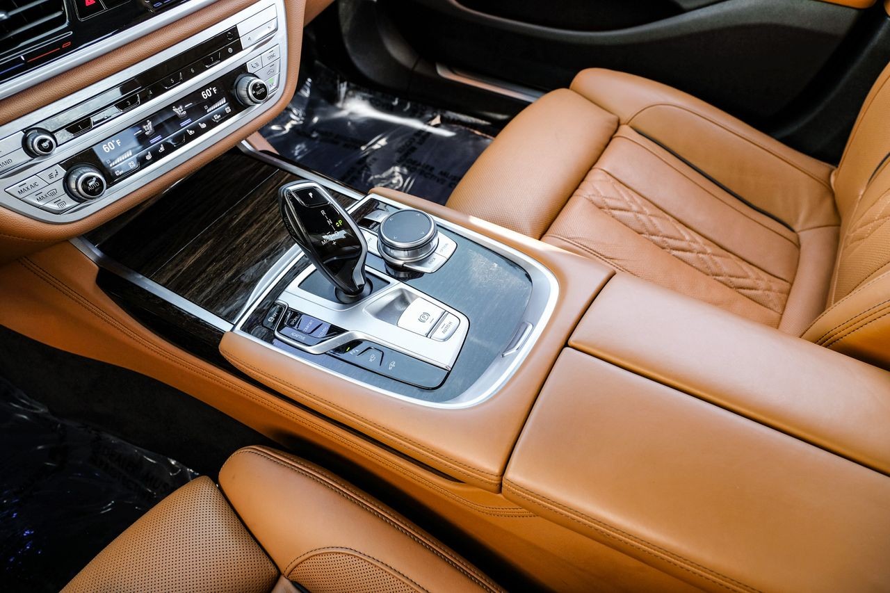 BMW 7 Series Vehicle Main Gallery Image 23