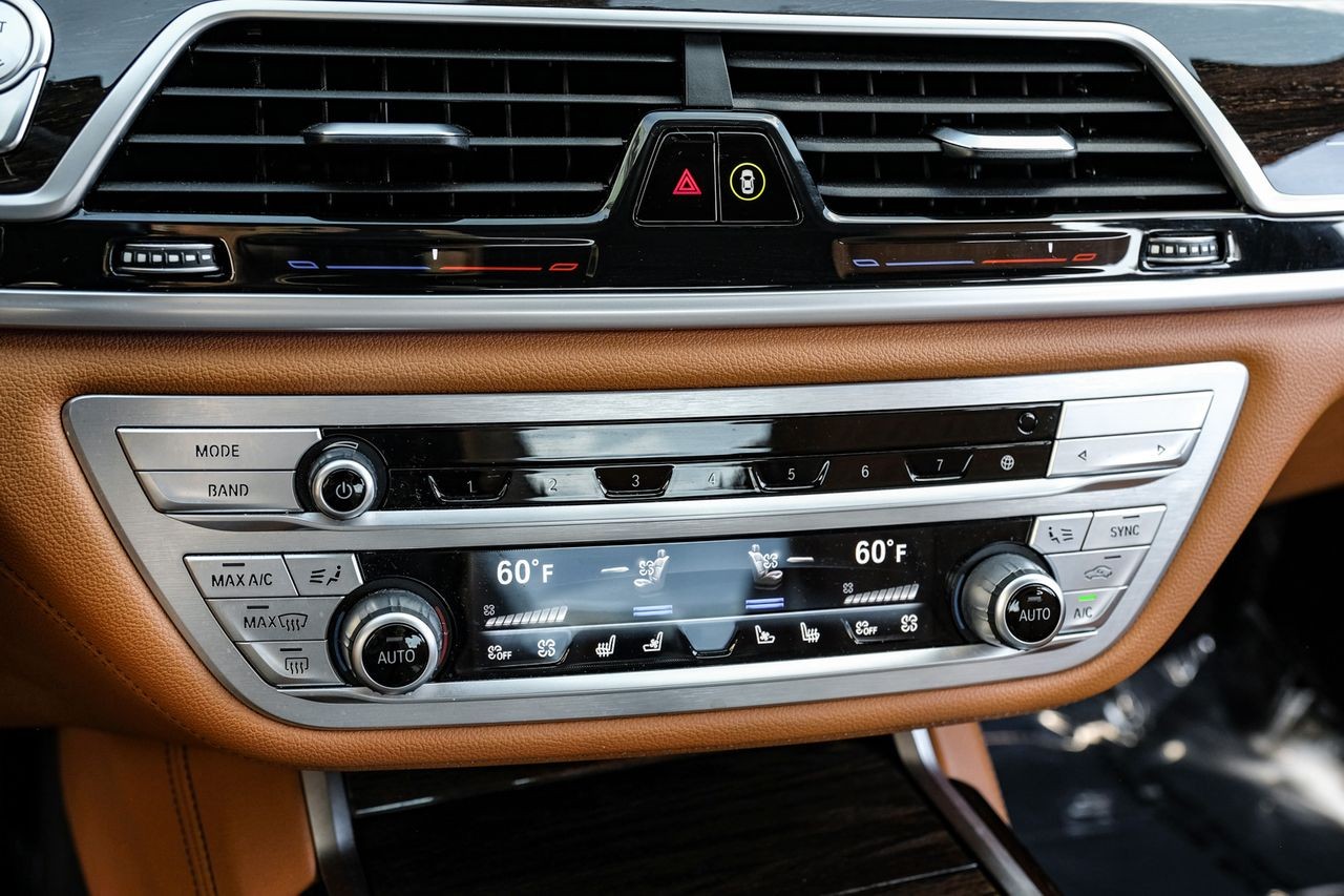 BMW 7 Series Vehicle Main Gallery Image 24