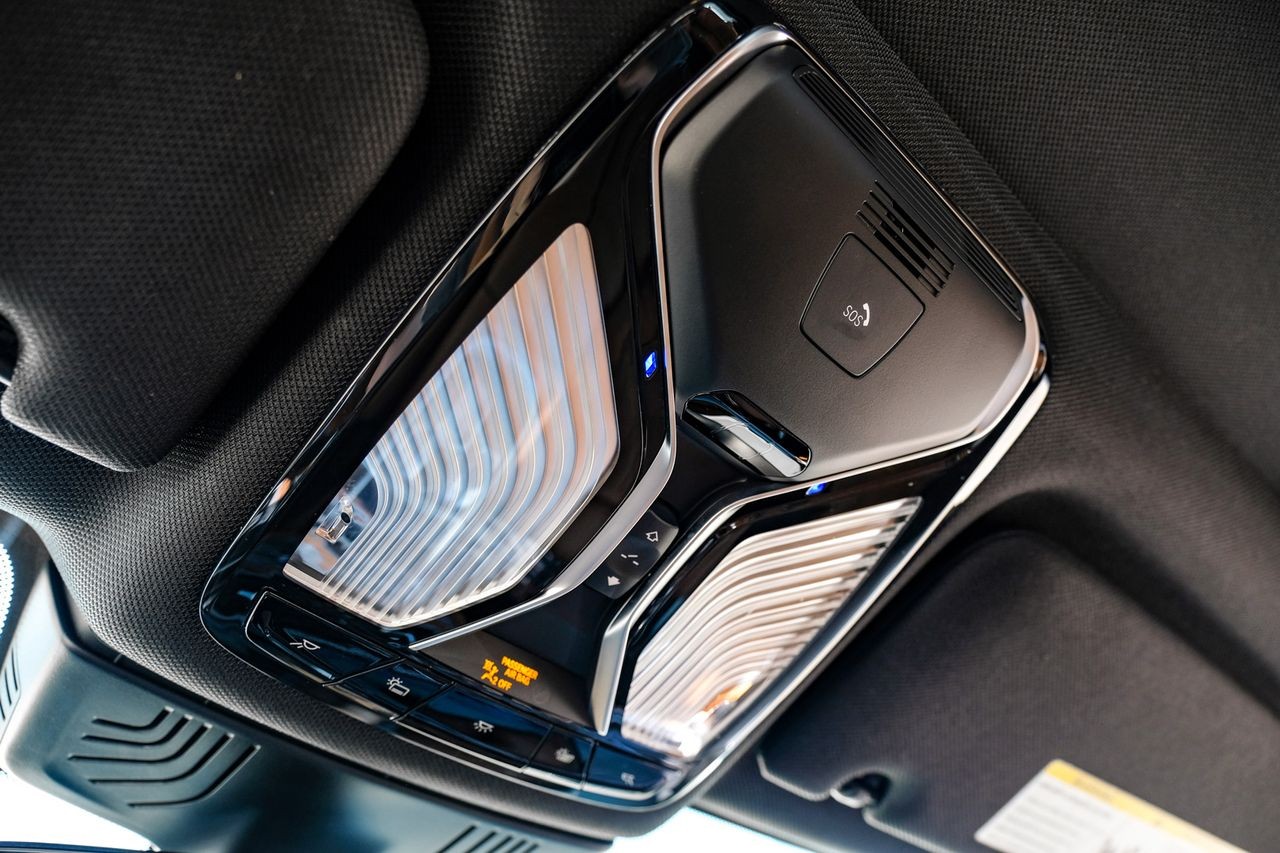 BMW 7 Series Vehicle Main Gallery Image 30