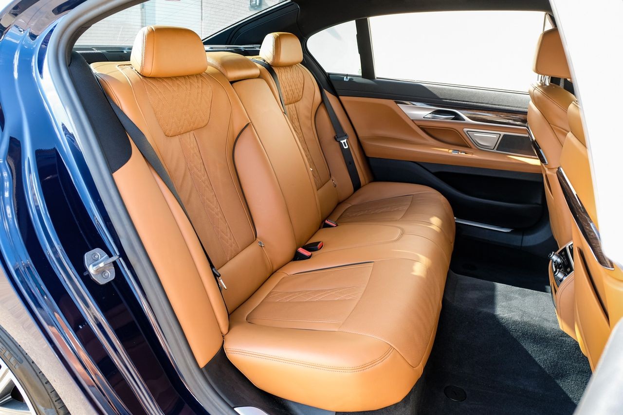 BMW 7 Series Vehicle Main Gallery Image 34