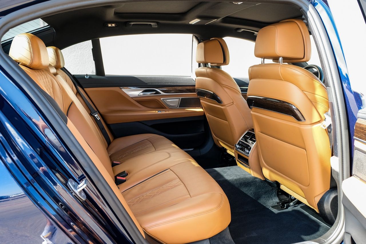 BMW 7 Series Vehicle Main Gallery Image 35