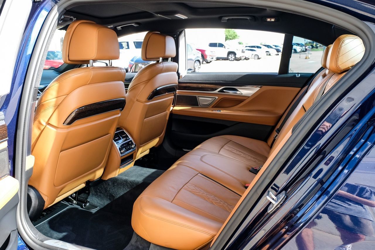 BMW 7 Series Vehicle Main Gallery Image 36