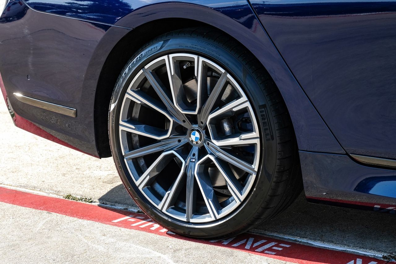 BMW 7 Series Vehicle Main Gallery Image 49