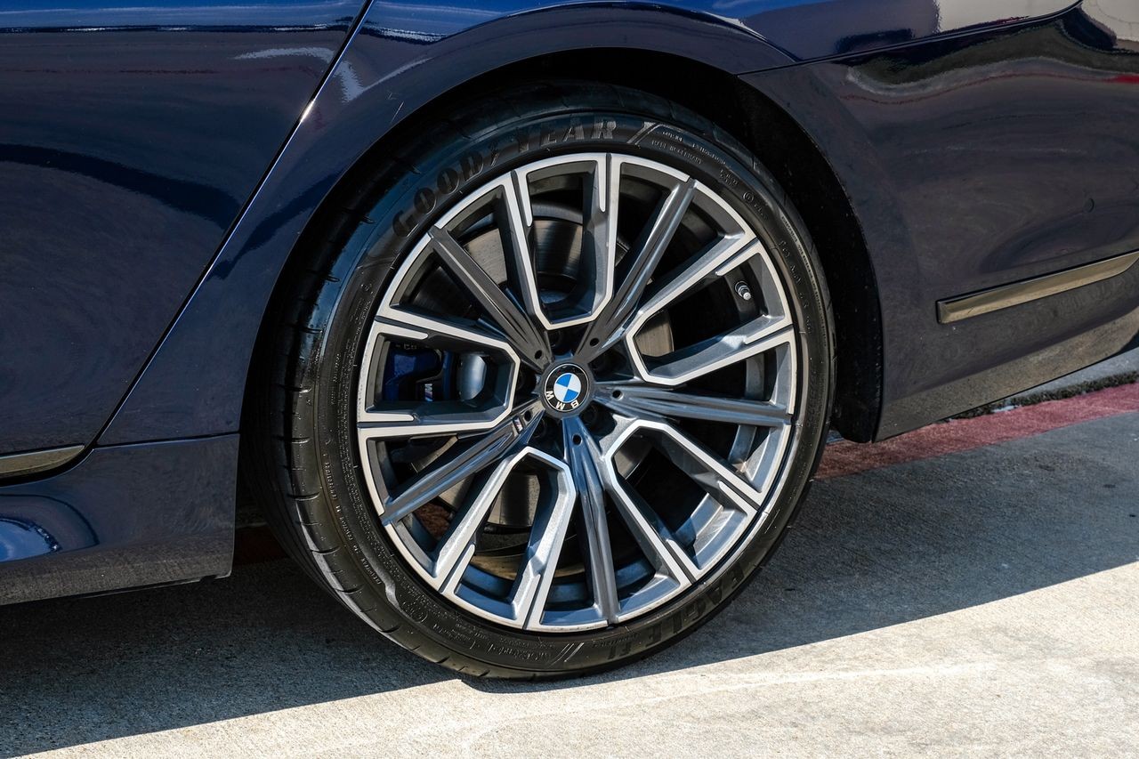 BMW 7 Series Vehicle Main Gallery Image 52