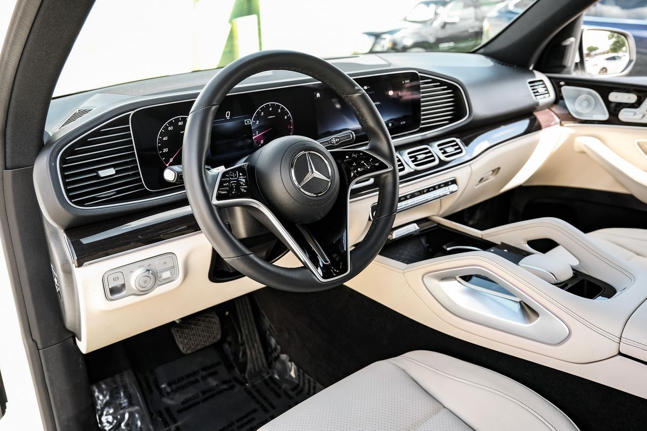 Mercedes-Benz GLE Vehicle Main Gallery Image 03