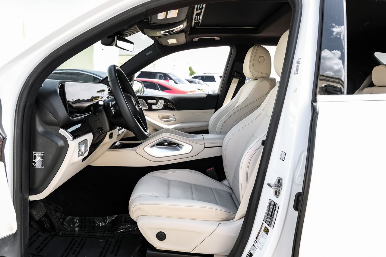 Mercedes-Benz GLE Vehicle Main Gallery Image 04