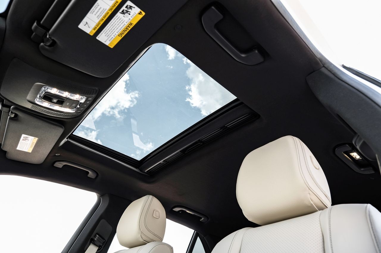 Mercedes-Benz GLE Vehicle Main Gallery Image 05