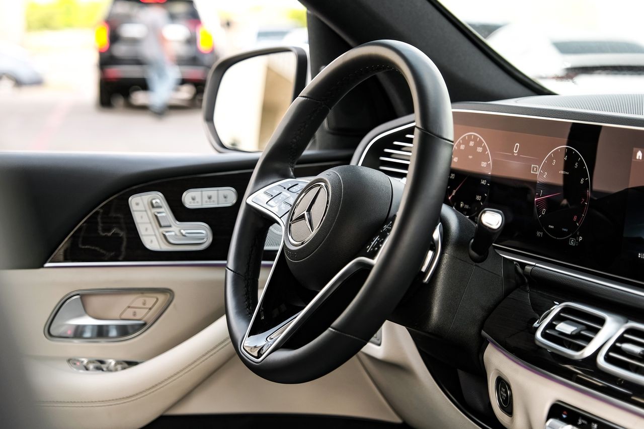 Mercedes-Benz GLE Vehicle Main Gallery Image 14