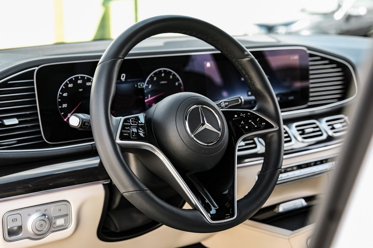 Mercedes-Benz GLE Vehicle Main Gallery Image 16