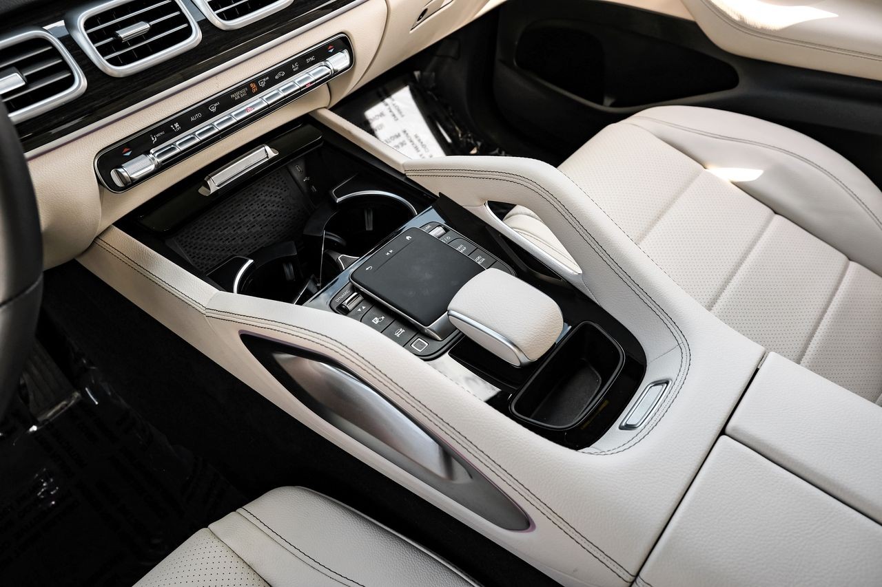 Mercedes-Benz GLE Vehicle Main Gallery Image 23