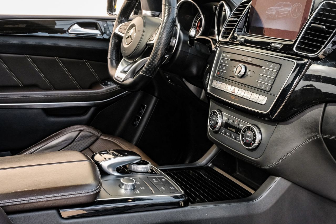 Mercedes-Benz GLS 63 AMG Vehicle Main Gallery Image 24