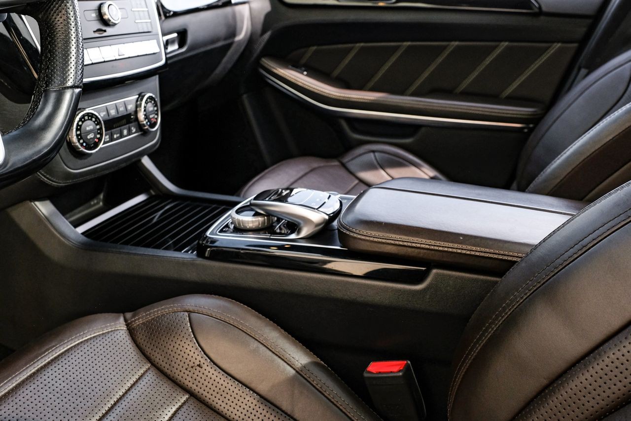 Mercedes-Benz GLS 63 AMG Vehicle Main Gallery Image 25