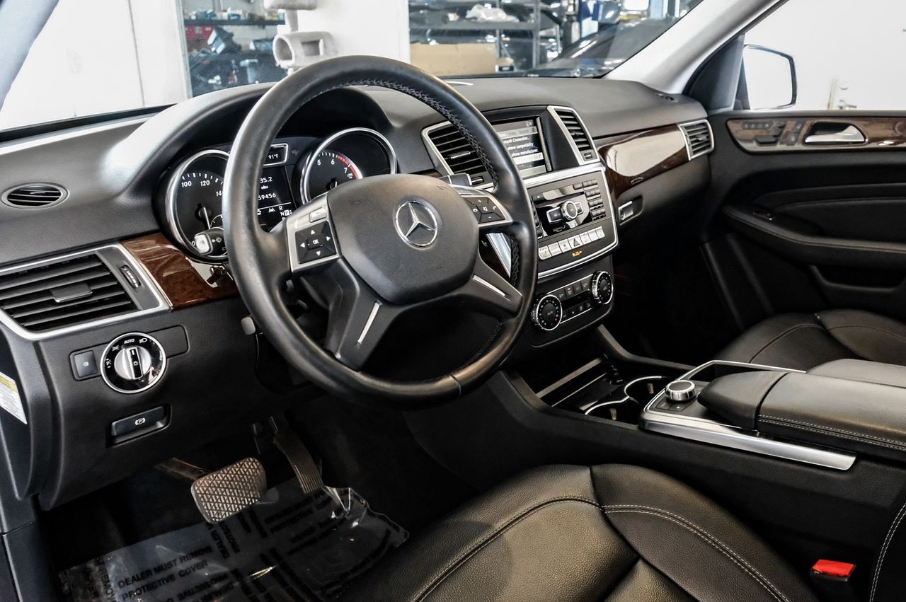 Mercedes-Benz M-Class Vehicle Main Gallery Image 03