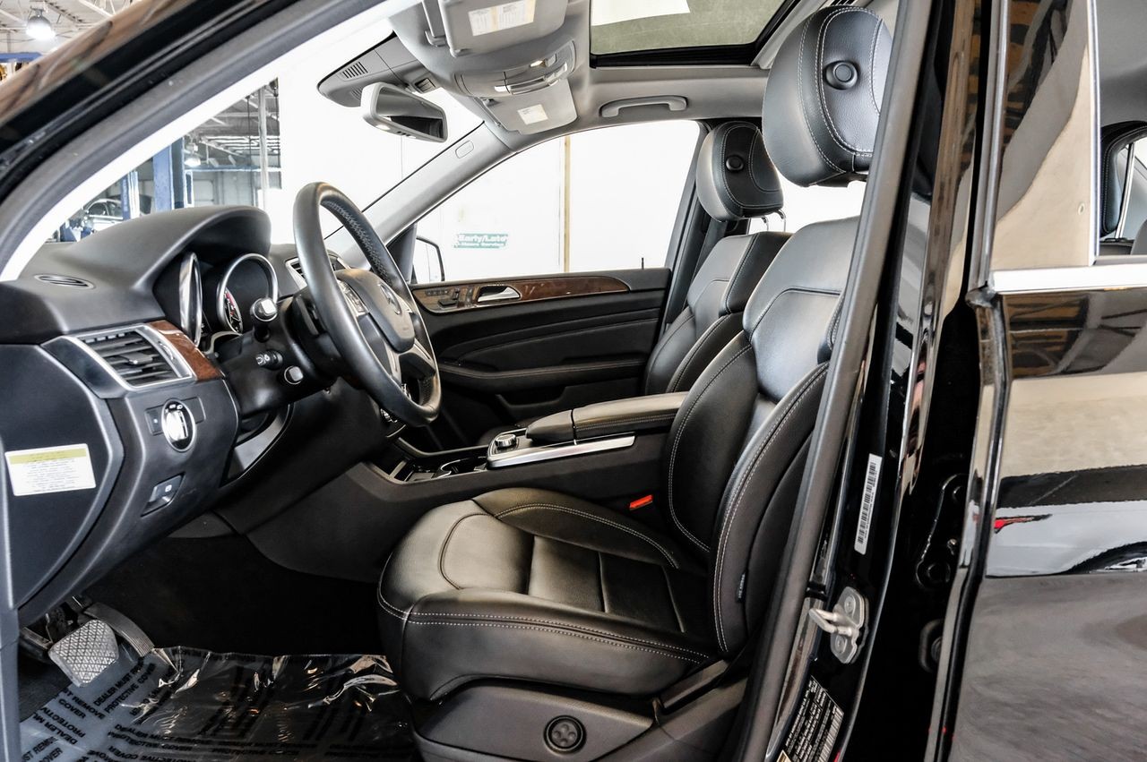 Mercedes-Benz M-Class Vehicle Main Gallery Image 04
