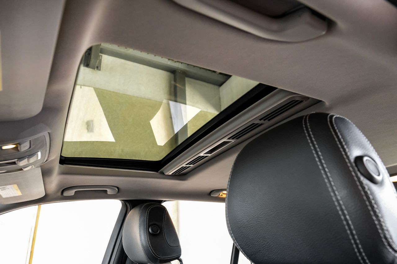 Mercedes-Benz M-Class Vehicle Main Gallery Image 05