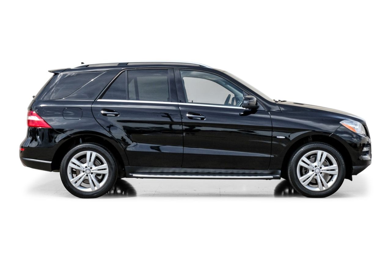 Mercedes-Benz M-Class Vehicle Main Gallery Image 08
