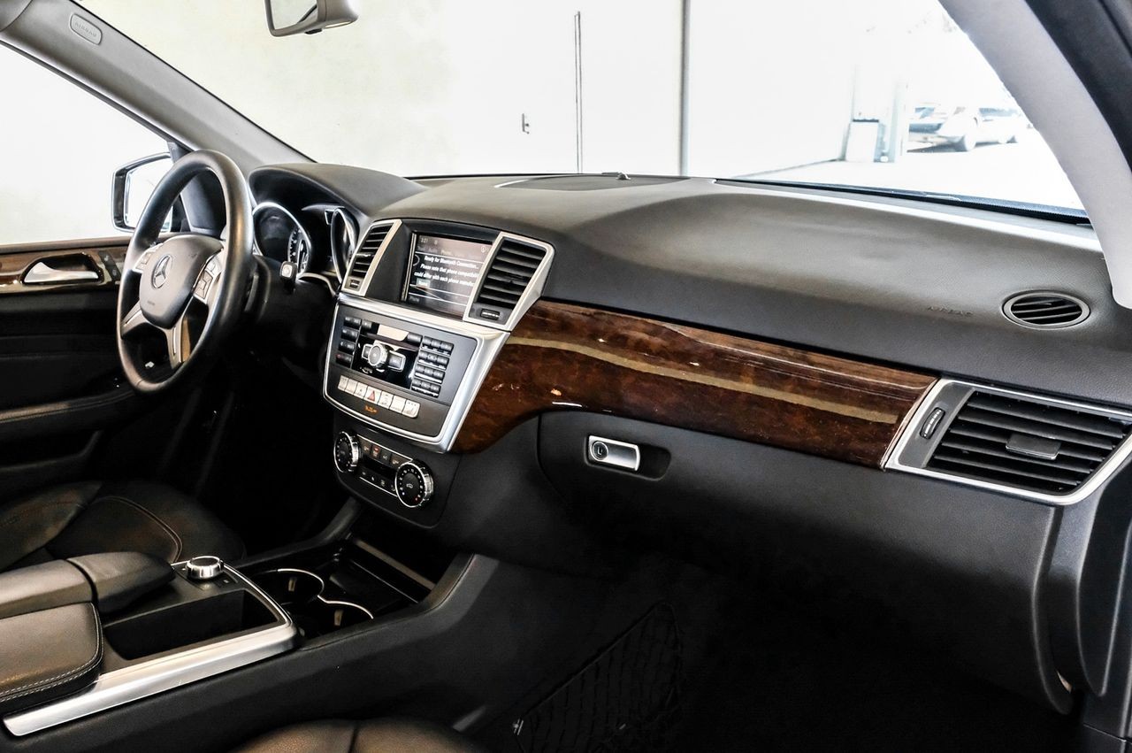 Mercedes-Benz M-Class Vehicle Main Gallery Image 13
