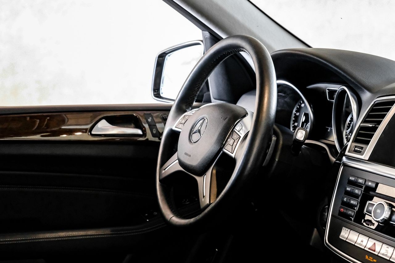 Mercedes-Benz M-Class Vehicle Main Gallery Image 14