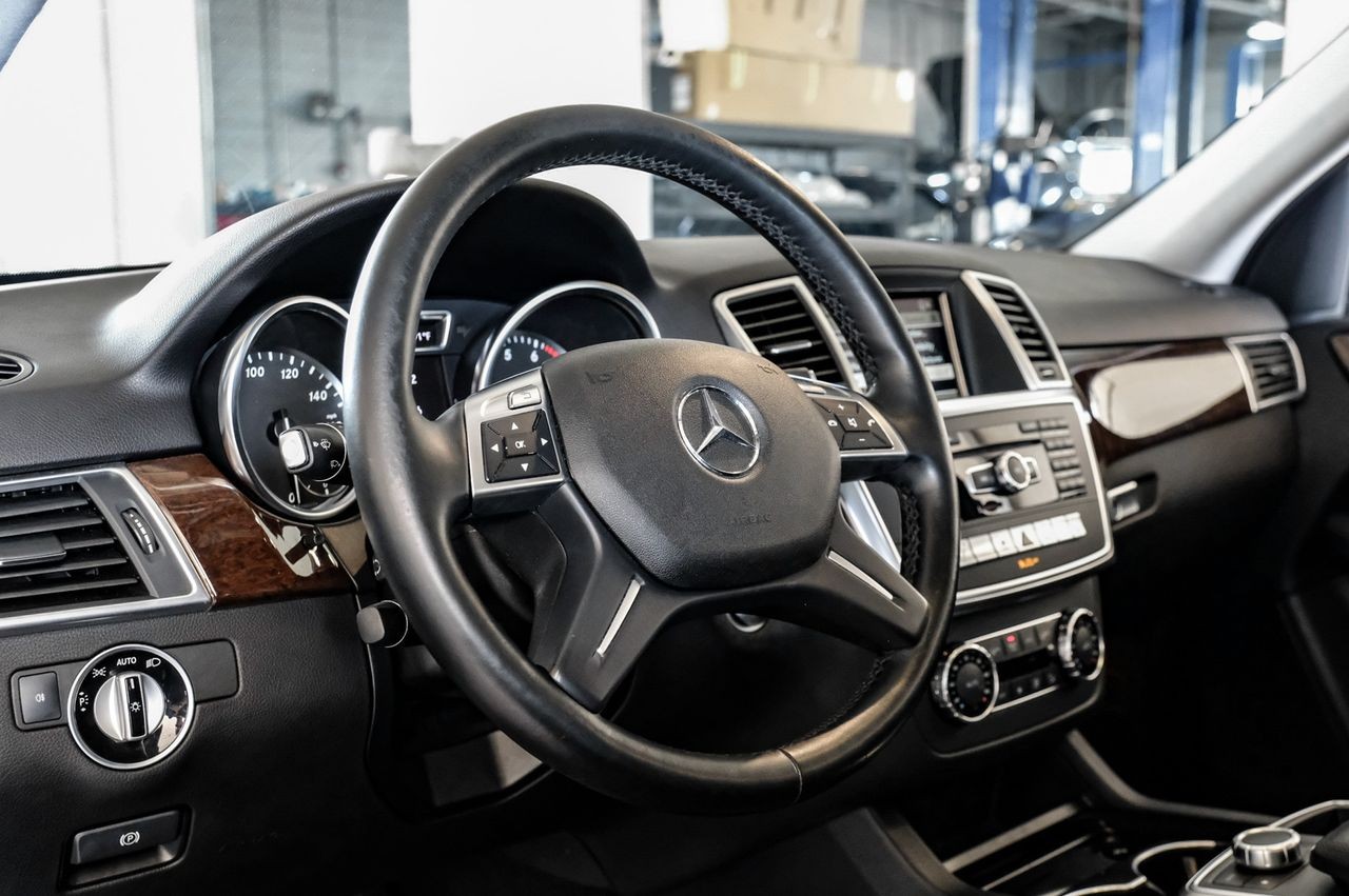 Mercedes-Benz M-Class Vehicle Main Gallery Image 16