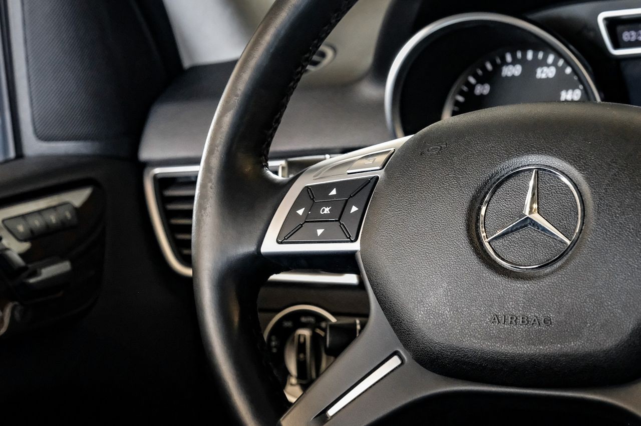 Mercedes-Benz M-Class Vehicle Main Gallery Image 18
