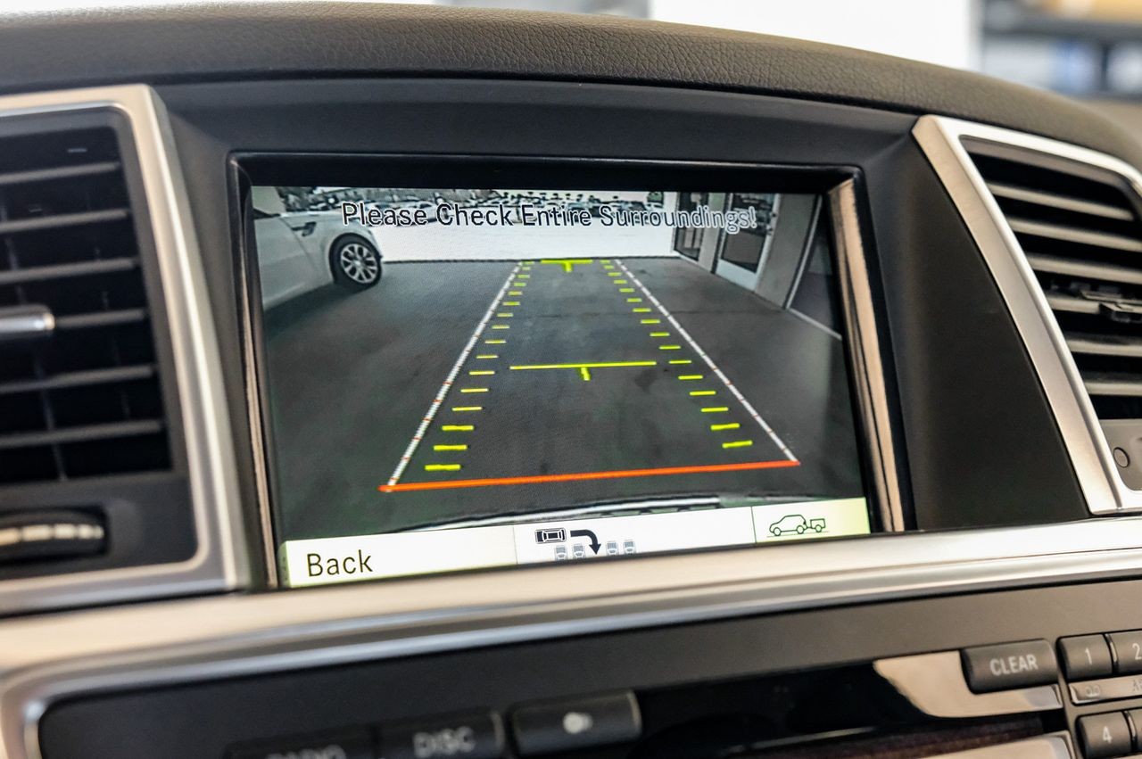 Mercedes-Benz M-Class Vehicle Main Gallery Image 23