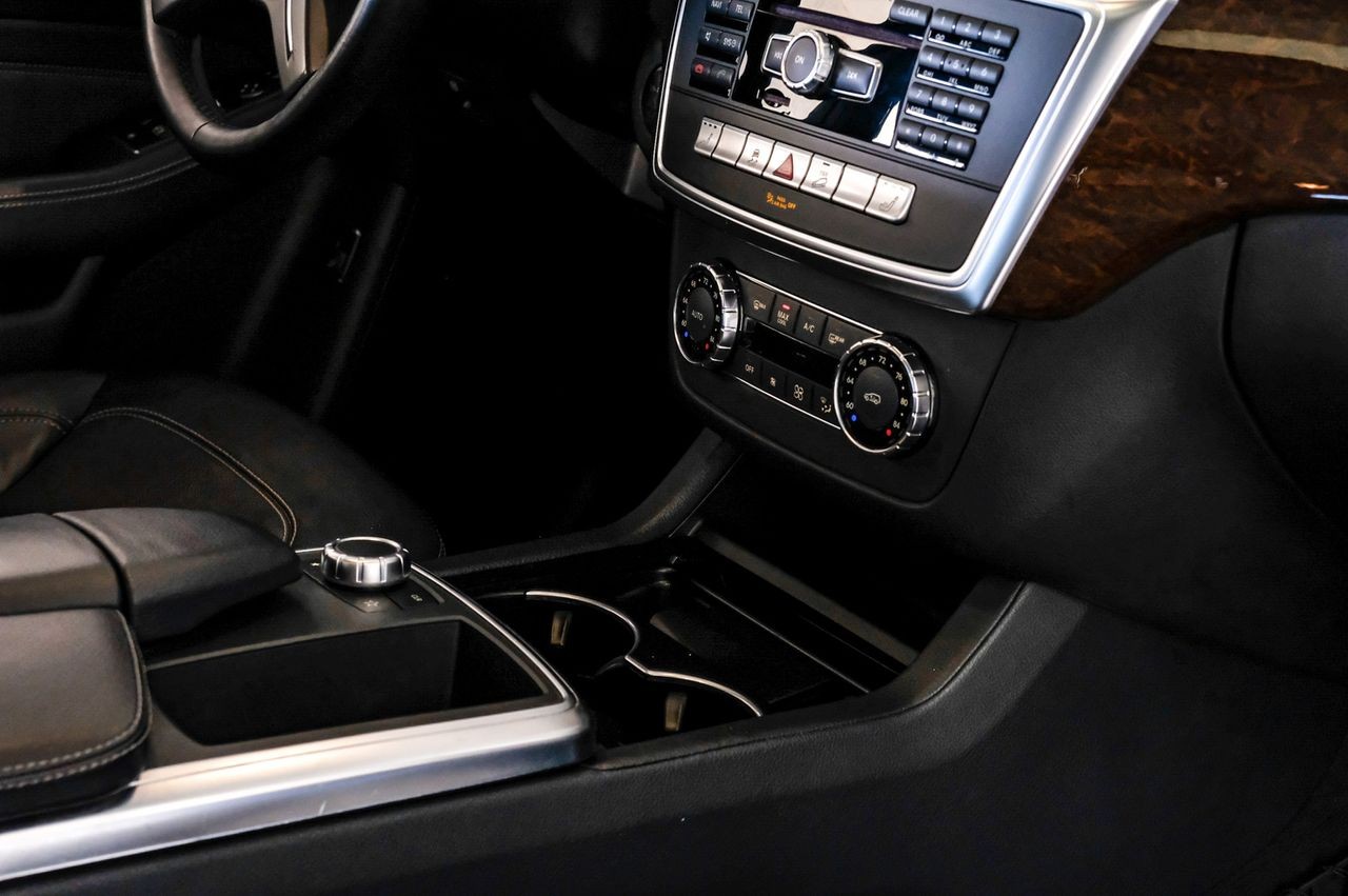 Mercedes-Benz M-Class Vehicle Main Gallery Image 24