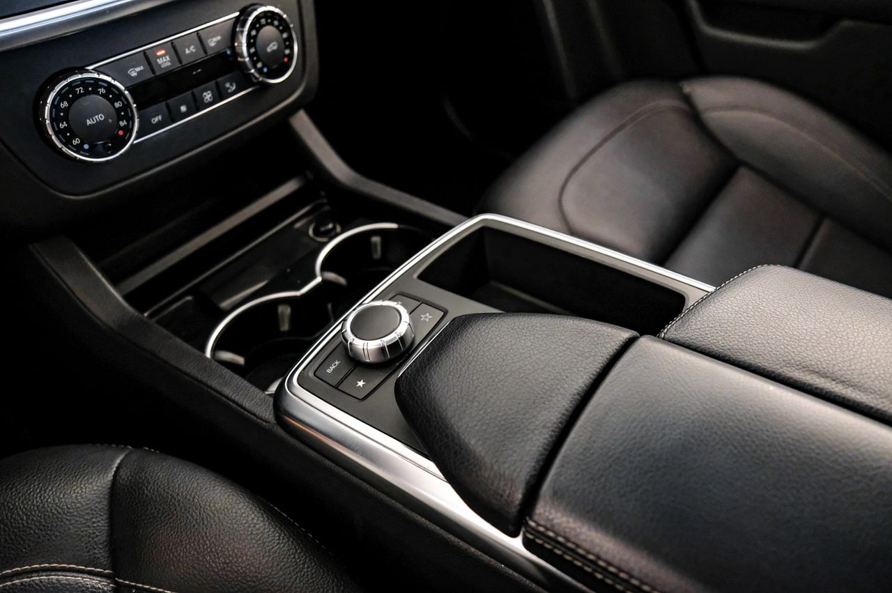 Mercedes-Benz M-Class Vehicle Main Gallery Image 25