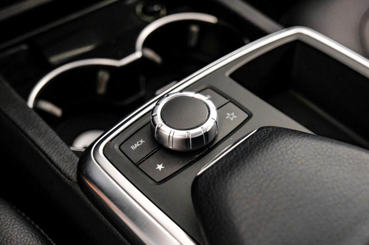 Mercedes-Benz M-Class Vehicle Main Gallery Image 26