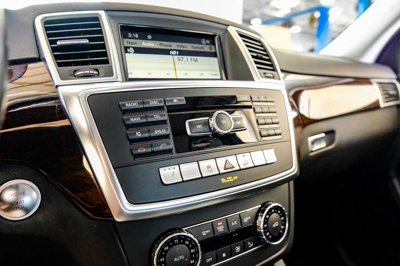 Mercedes-Benz M-Class Vehicle Main Gallery Image 27