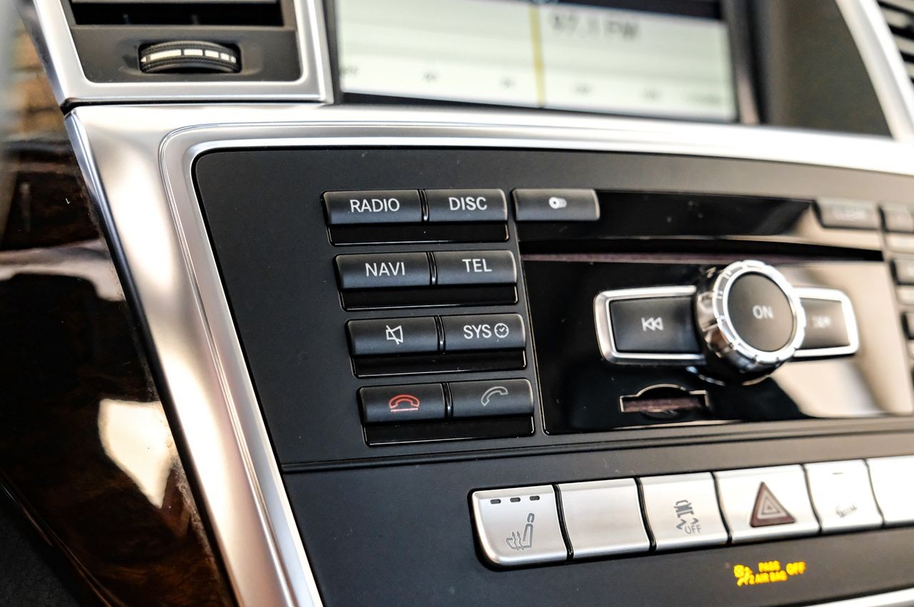 Mercedes-Benz M-Class Vehicle Main Gallery Image 30