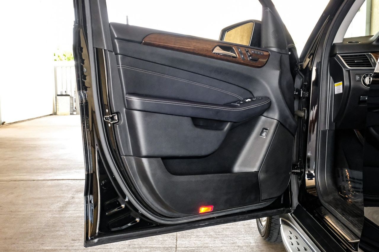 Mercedes-Benz M-Class Vehicle Main Gallery Image 48