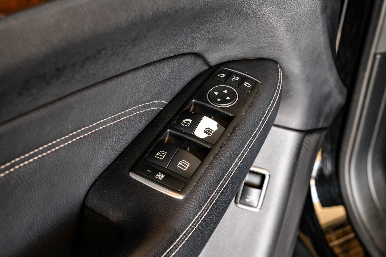 Mercedes-Benz M-Class Vehicle Main Gallery Image 49