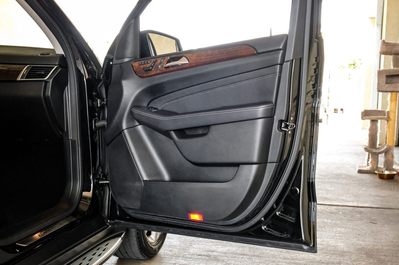 Mercedes-Benz M-Class Vehicle Main Gallery Image 51