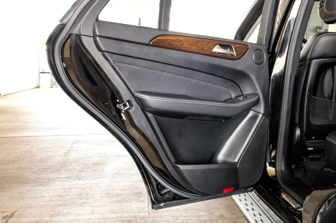 Mercedes-Benz M-Class Vehicle Main Gallery Image 52