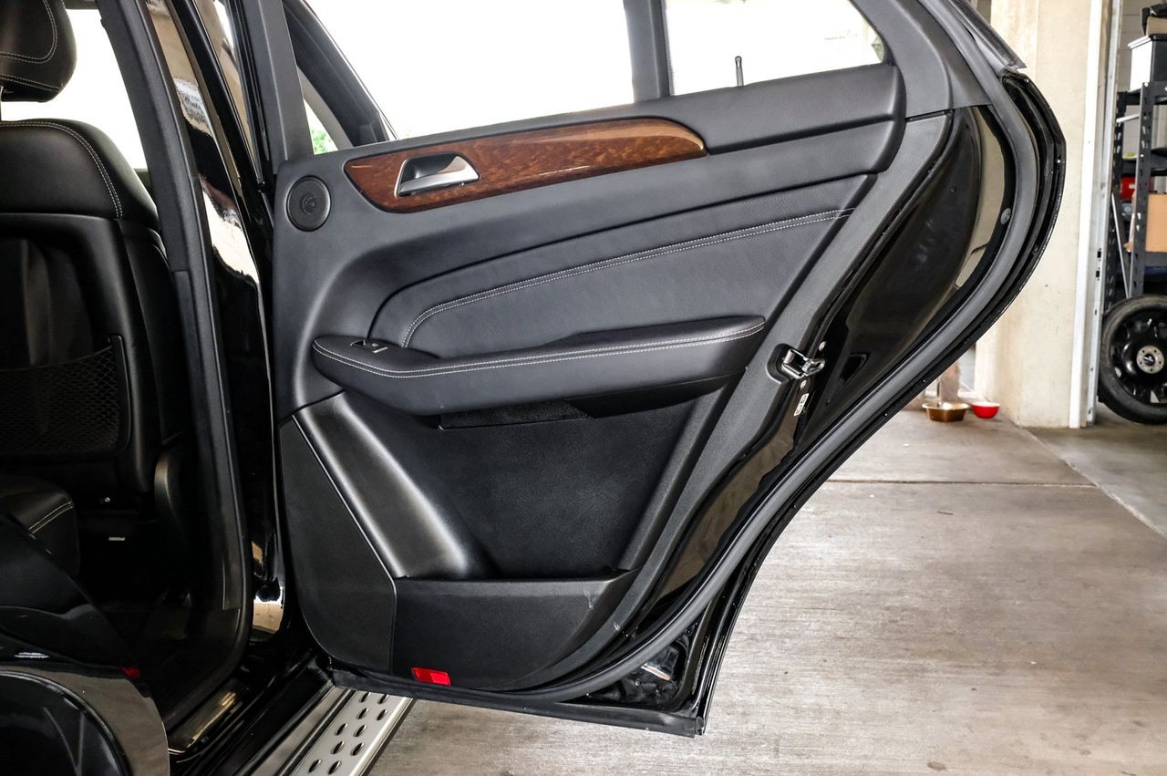 Mercedes-Benz M-Class Vehicle Main Gallery Image 53