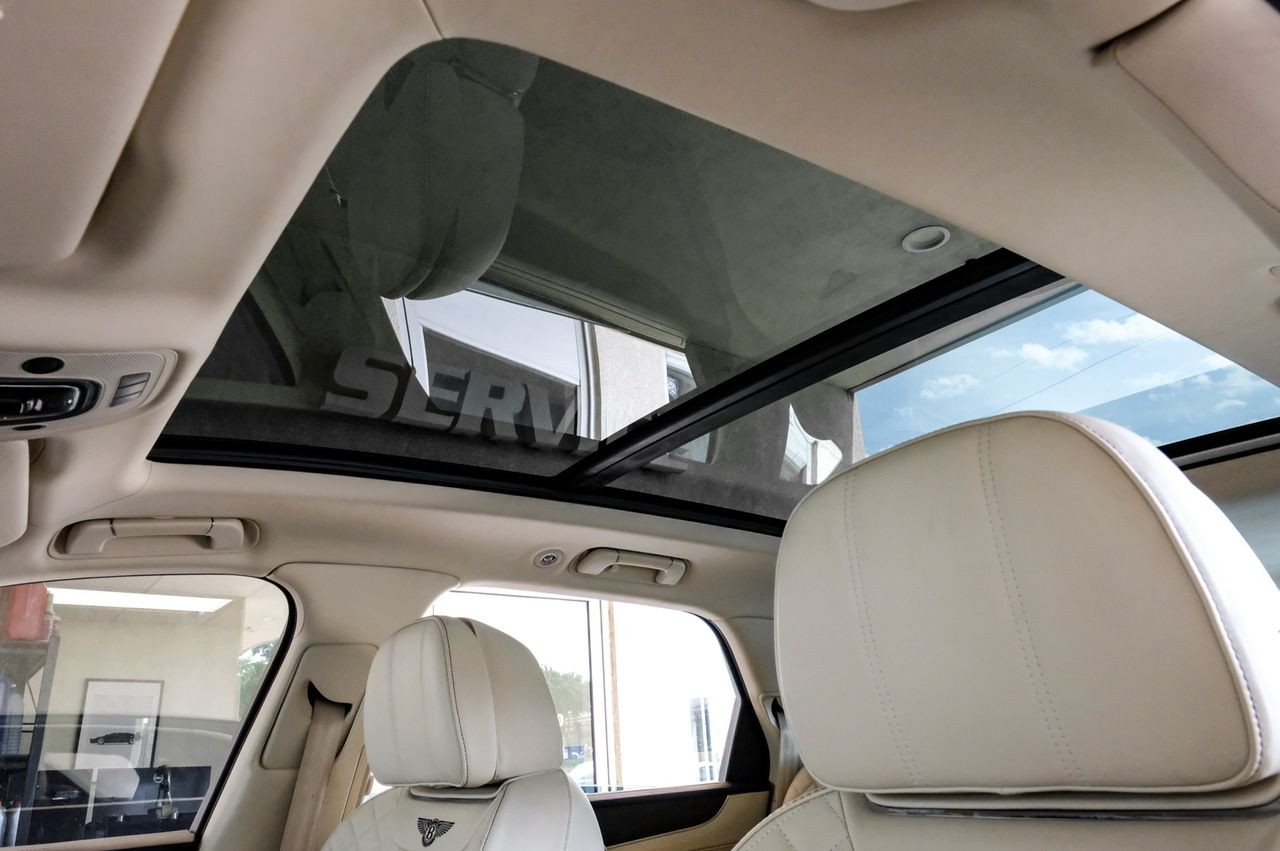 Bentley Bentayga Vehicle Main Gallery Image 05