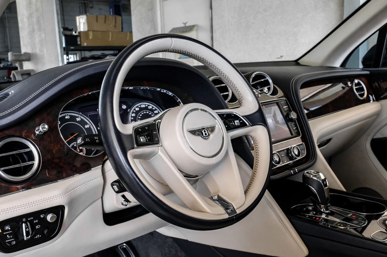 Bentley Bentayga Vehicle Main Gallery Image 14