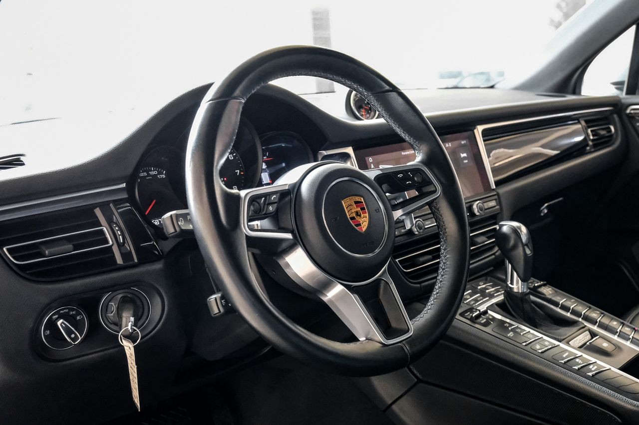 Porsche Macan Vehicle Main Gallery Image 16