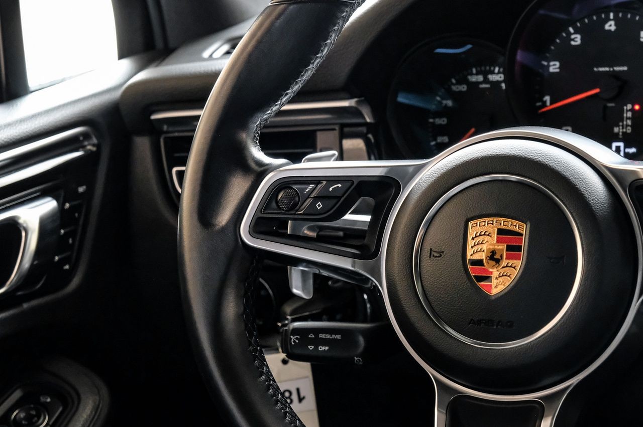 Porsche Macan Vehicle Main Gallery Image 18