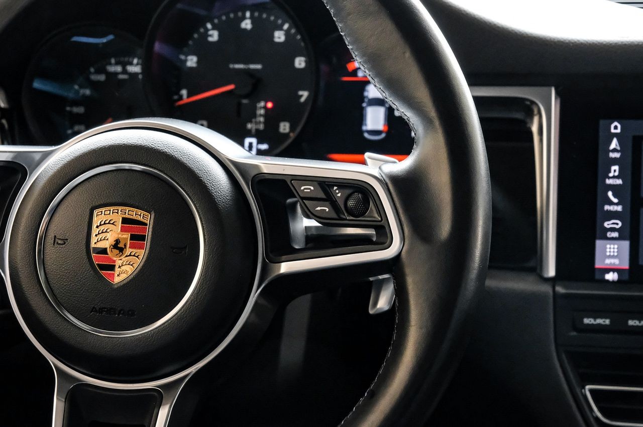 Porsche Macan Vehicle Main Gallery Image 19