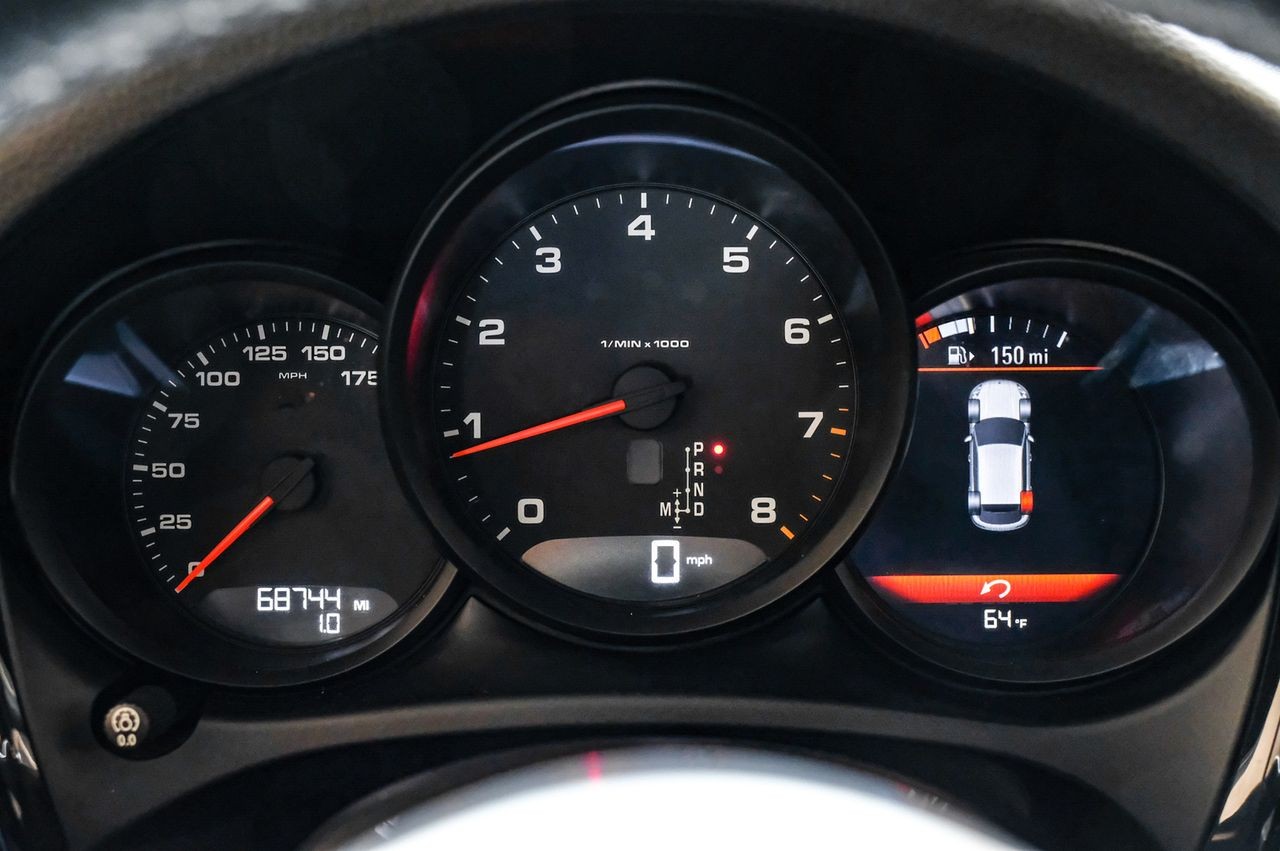 Porsche Macan Vehicle Main Gallery Image 20