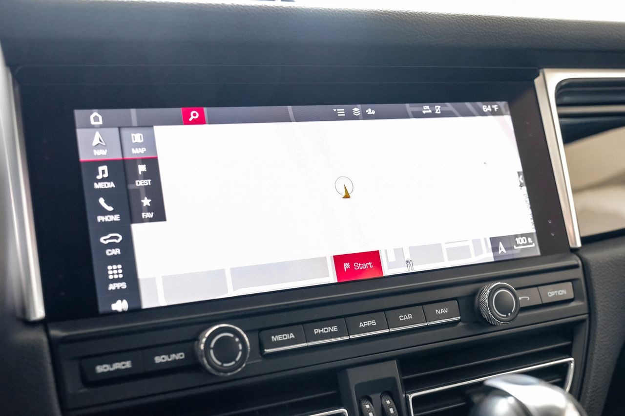 Porsche Macan Vehicle Main Gallery Image 22