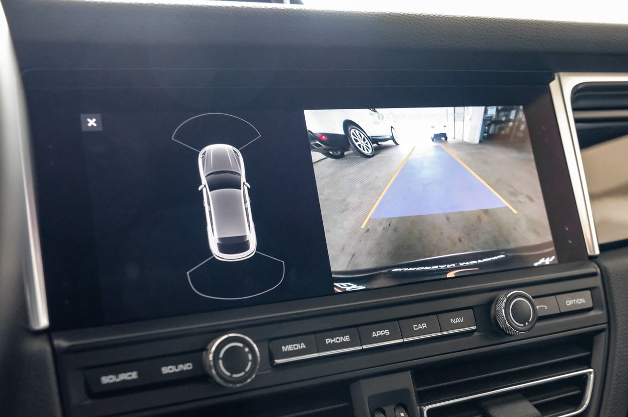 Porsche Macan Vehicle Main Gallery Image 23