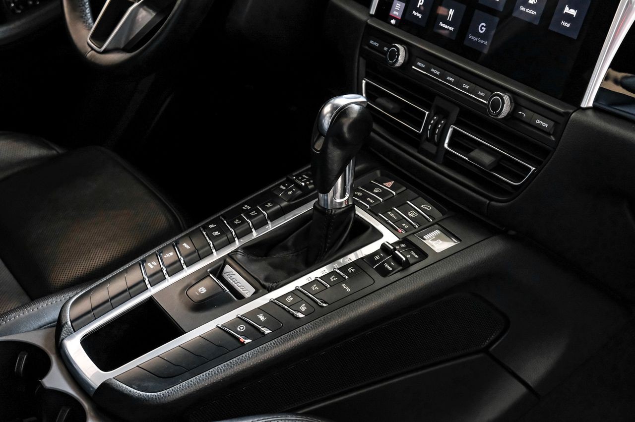 Porsche Macan Vehicle Main Gallery Image 24