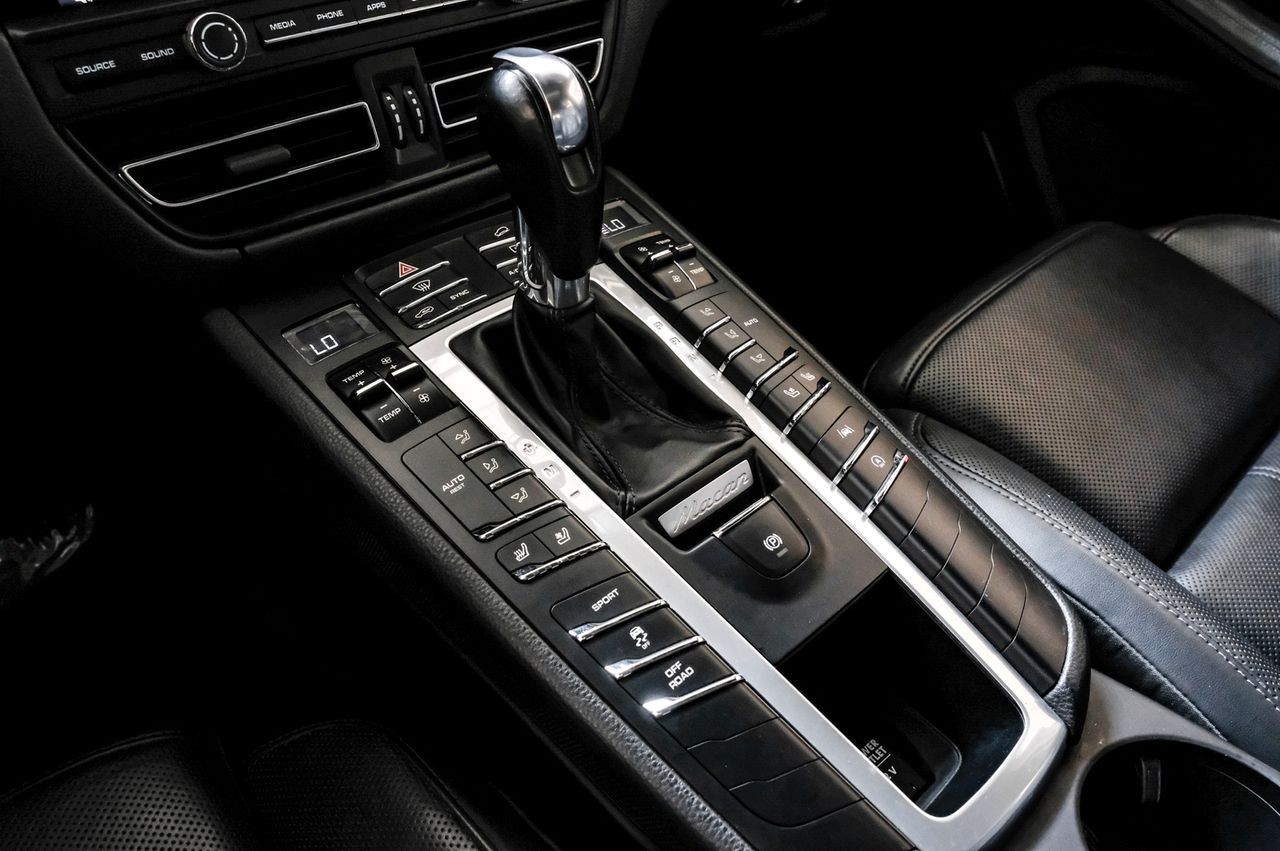 Porsche Macan Vehicle Main Gallery Image 25