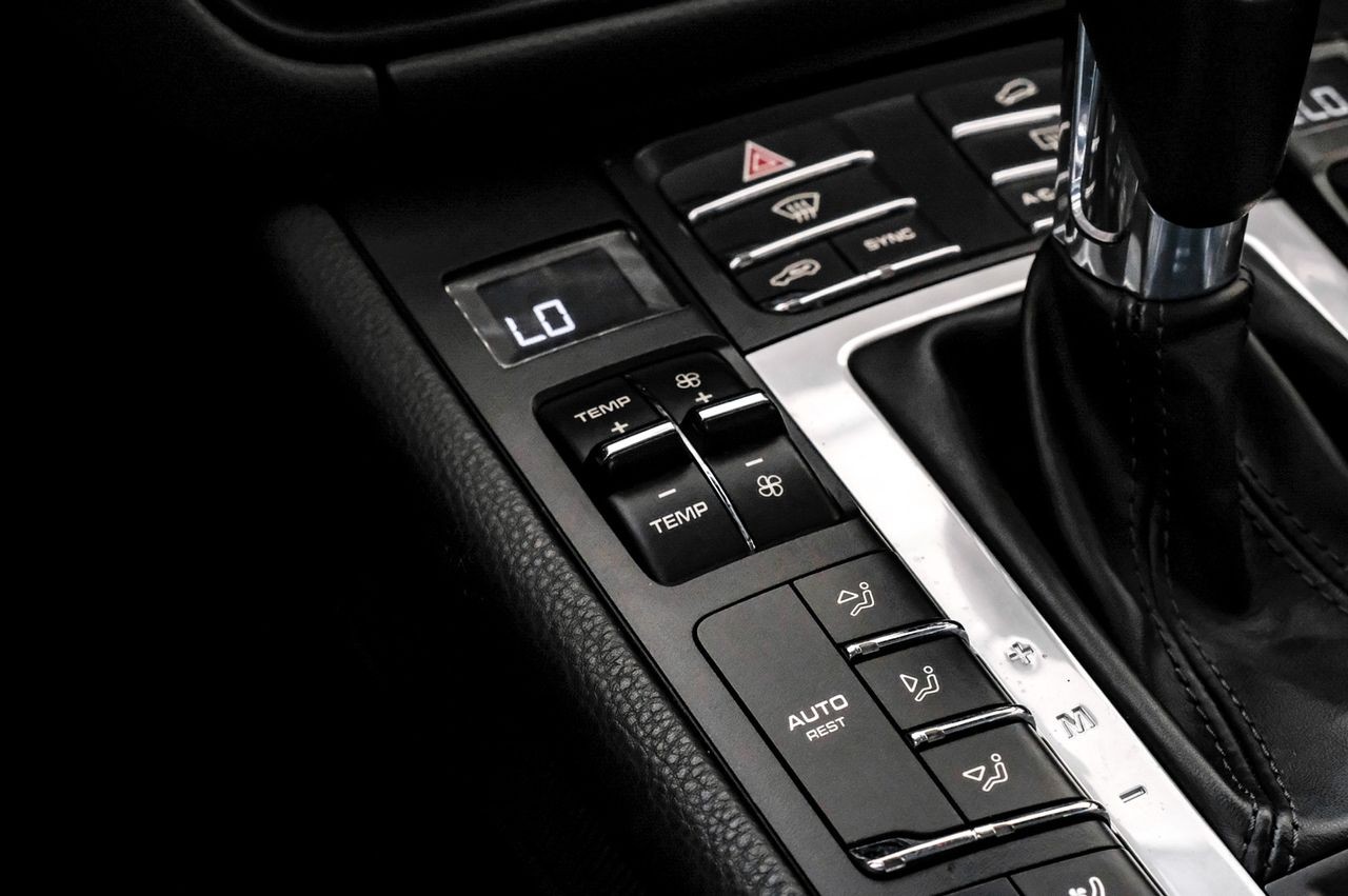 Porsche Macan Vehicle Main Gallery Image 26