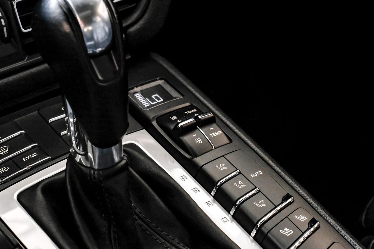Porsche Macan Vehicle Main Gallery Image 27