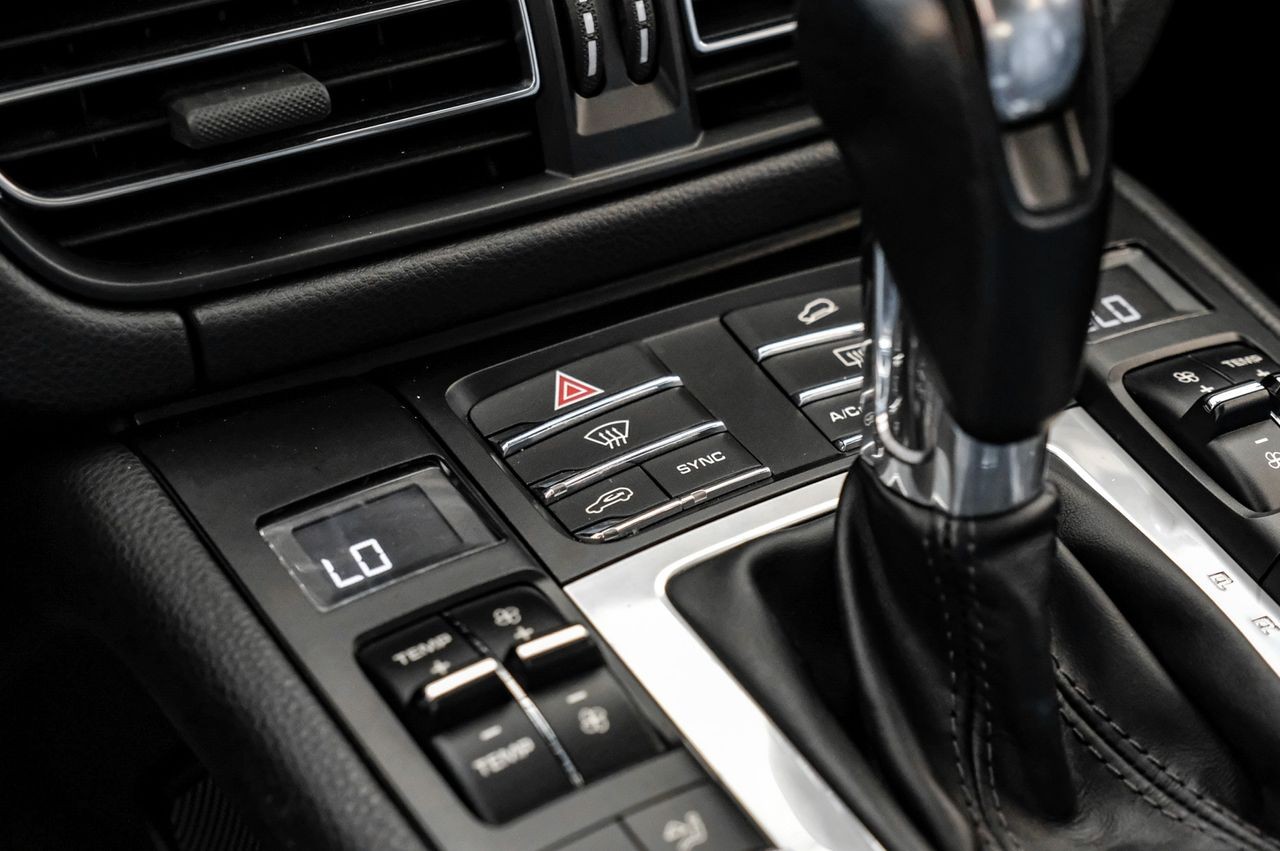 Porsche Macan Vehicle Main Gallery Image 28