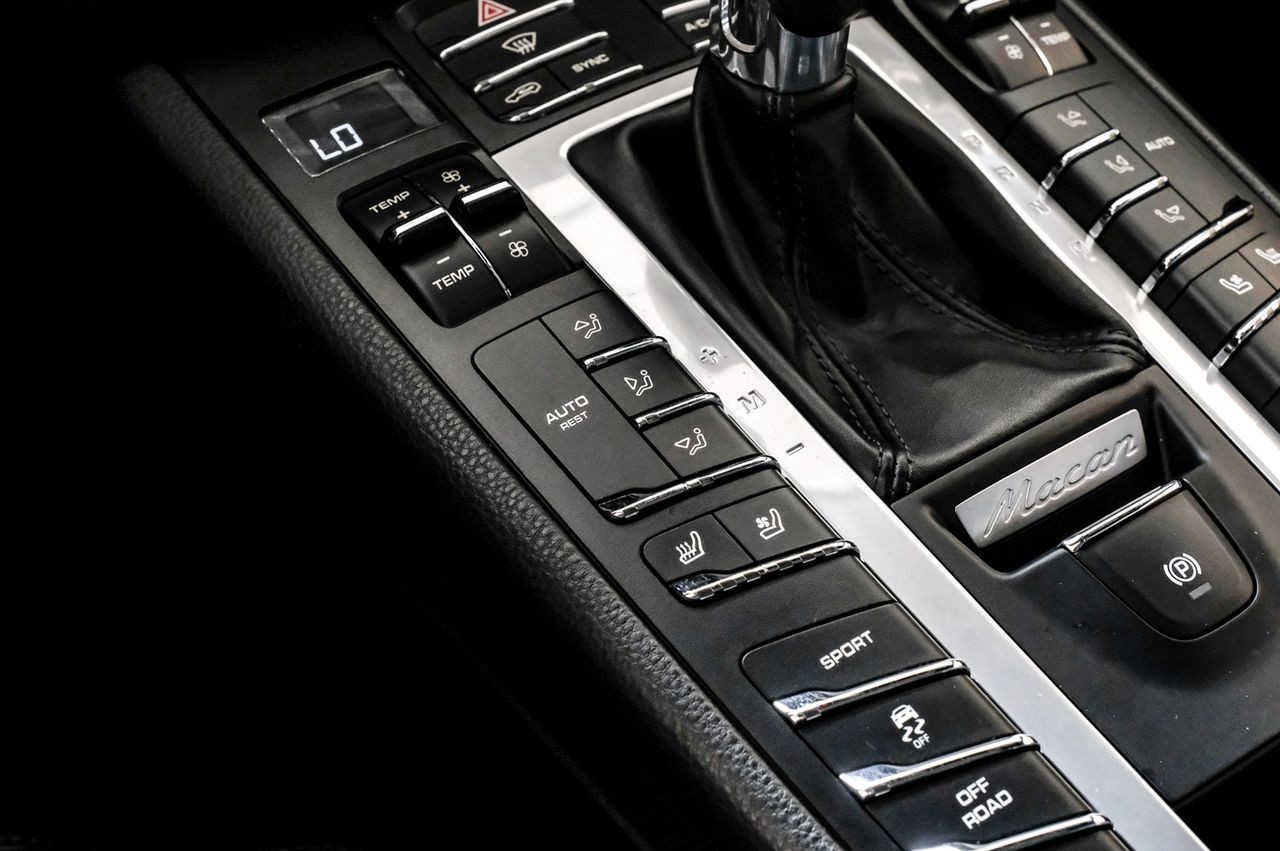 Porsche Macan Vehicle Main Gallery Image 29