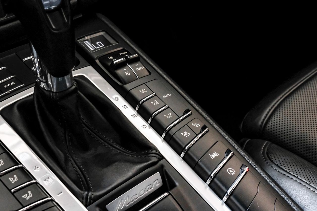Porsche Macan Vehicle Main Gallery Image 31